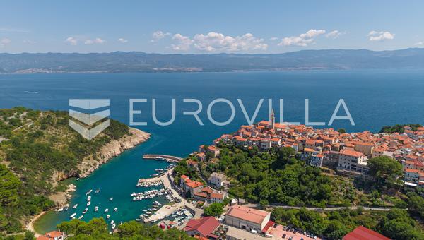 Insel Krk, Vrbnik, moderne Wohnung mit Meerblick, zusätzlichem Studiobereich und Garten