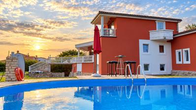 Istria, Zona de Poreč - Casa con 5 Apartamentos, Piscina y Amplio Jardín