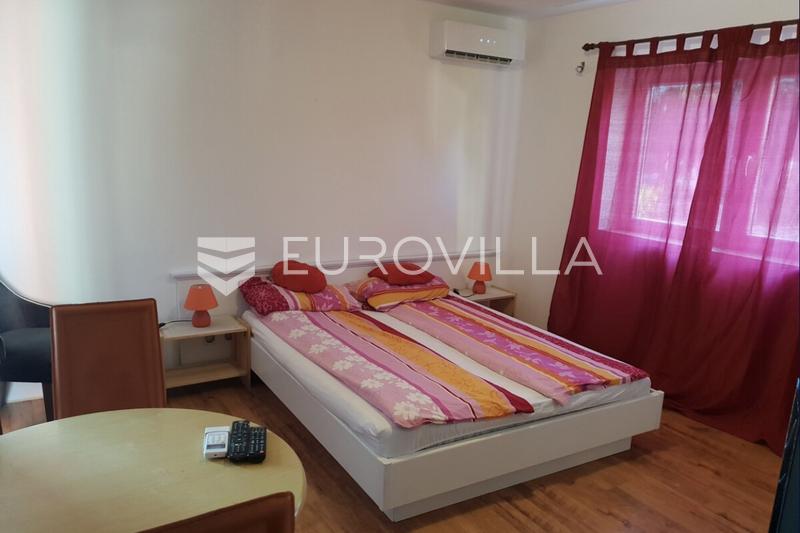 Istria, Zona Parenzo - Casa con 5 Appartamenti, Piscina e Ampio Giardino - 2