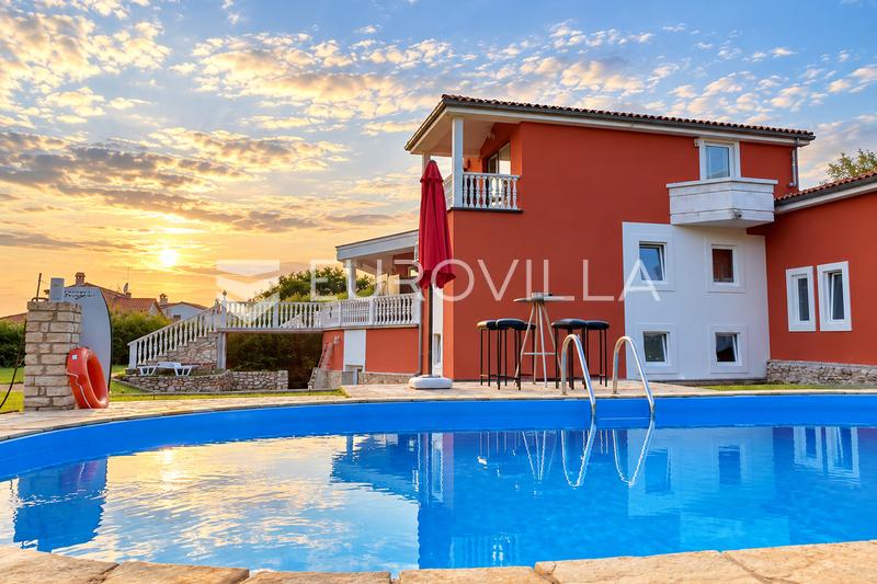 Istria, Zona Parenzo - Casa con 5 Appartamenti, Piscina e Ampio Giardino - 1