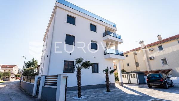 Vodice, Srima, hermosa casa a 50 metros del mar.