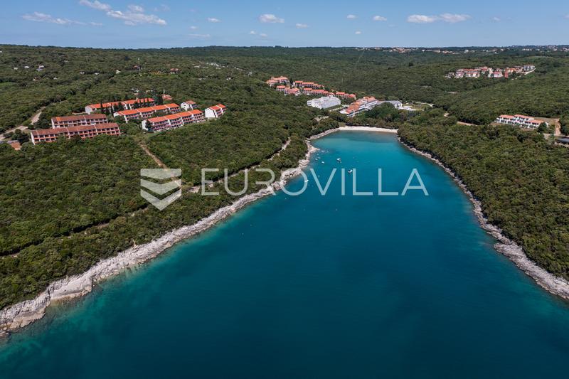 Istria, Duga Uvala - 2. kerros, remontoitu huoneisto kompleksissa merinäköalalla, 150 m merestä - 2