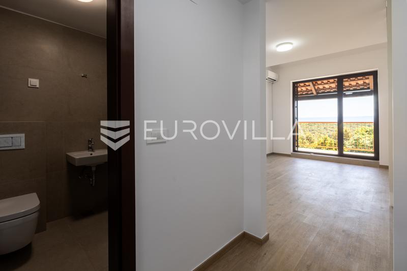 Istria, Duga Uvala - 2. kerros, remontoitu huoneisto kompleksissa merinäköalalla, 150 m merestä - 4