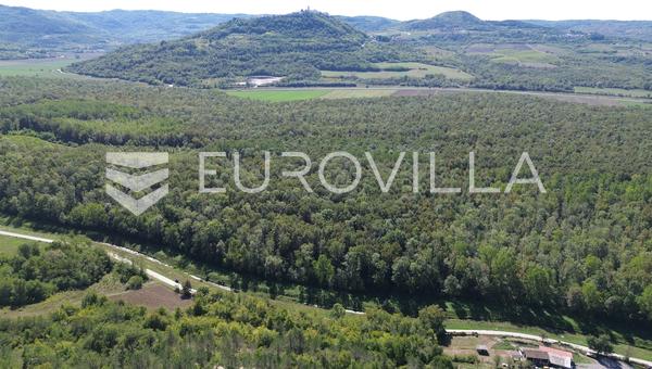 Oprtalj, Livade, terreno edificabile con una superficie di 2.113 m², vicino a Montona