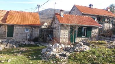 Sinj, Ruda, zrekonstruované kamenné domy se zahradou