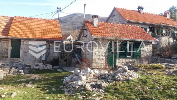 Sinj, Ruda, casas de piedra renovadas con jardín