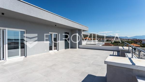 Trogir okolica - trosoban penthouse s pogledom na more 