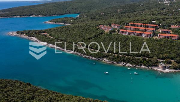 Istria, Duga Uvala, parter, odnowiony apartament w wiosce z widokiem na morze, 150 m od m
