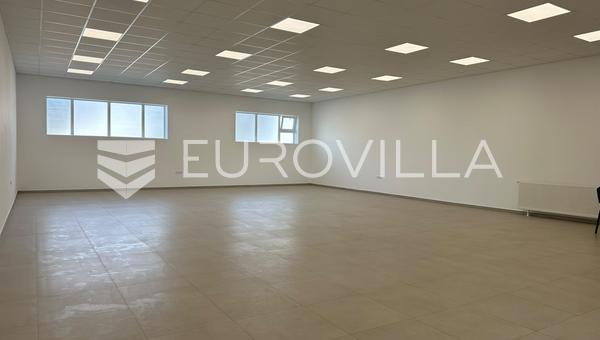 Pozega, nyrenoveret erhvervslokale på 150 m² med parkering.