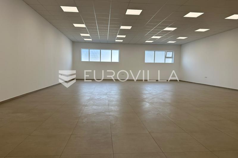 Pozega, nyrenoveret erhvervslokale på 150 m² med parkering. - 2