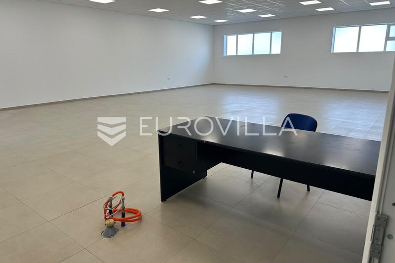 Pozega, nyrenoveret erhvervslokale på 150 m² med parkering. - 4