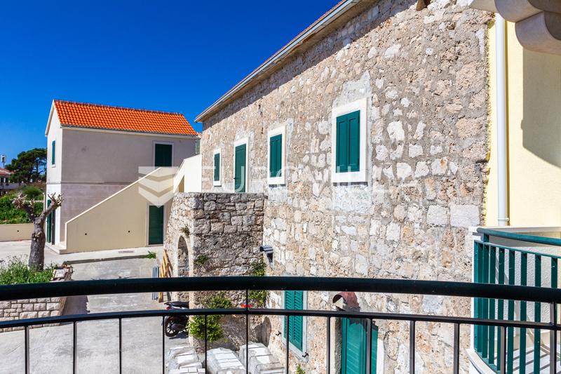 Brac, Bol, appartamento con tre camere da letto in un edificio più piccolo con vista mare - 2