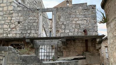 Brač, Milna, kamena kuća za potpunu renovaciju u centru mjesta