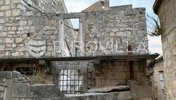 Brač, Milna, kamena kuća za potpunu renovaciju u centru mjesta