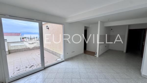 Isla de Krk, Njivice, apartamento de cuatro habitaciones de 79 m² con terraza con vistas al mar