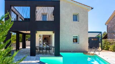 Krk, Dobrinj, moderne twee-onder-een-kapwoning met zwembad en sauna, 107 m², 315 m² tuin