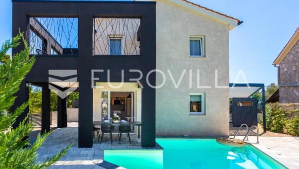 Krk, Dobrinj, modernt parhus med pool och bastu, 107 m², 315 m² trädgård