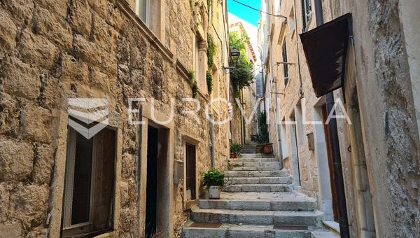Otok Korčula, grad Korčula, kuća za adaptaciju u staroj jezgri