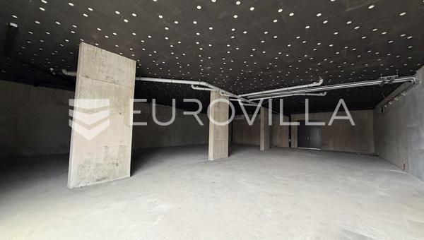 Zaprešić, espaço comercial de 516 m² no térreo de um edifício residencial-comercial, NOVO