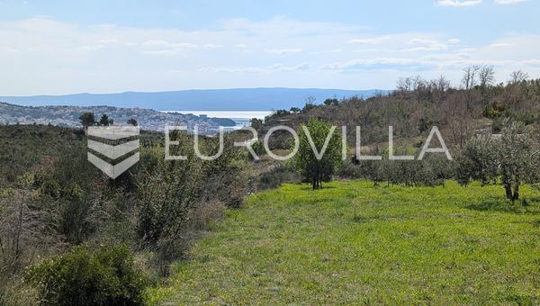 Mravince, zemljište ukupne površine 2.474 m² od čega 1.600 m² građevno