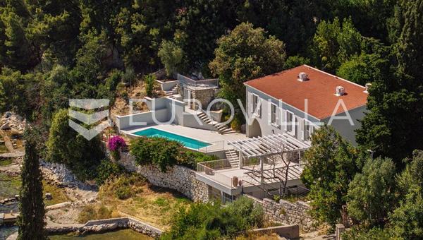 Trogir, dalmatisk villa med swimmingpool i første række til havet