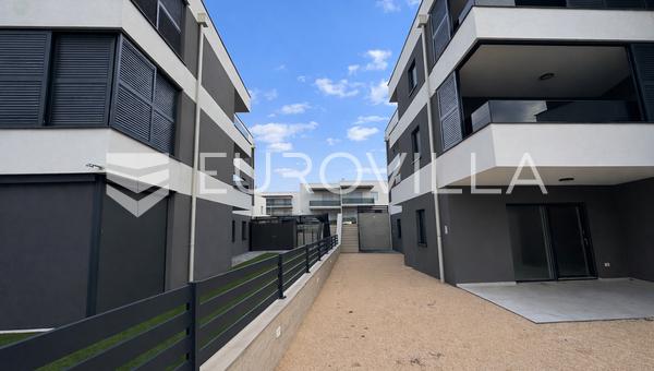 Pag, Šimuni, apartamento de tres dormitorios con jardín a 120 m del mar