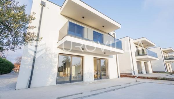 Villa de lujo en alquiler a largo plazo en Funtana con jardín y terrazas