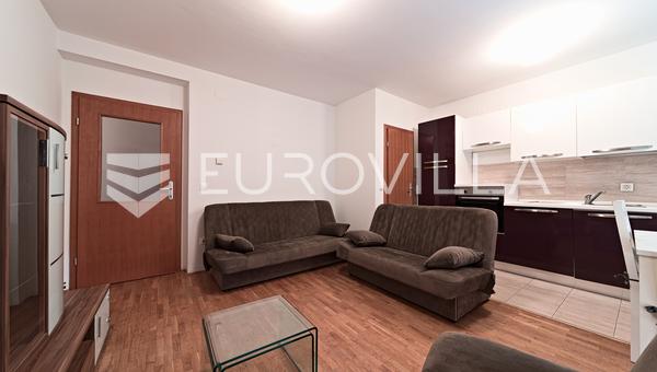 Osijek, Merkez, 3 yatak odalı, balkonlu ve 2 araçlık otoparklı daire