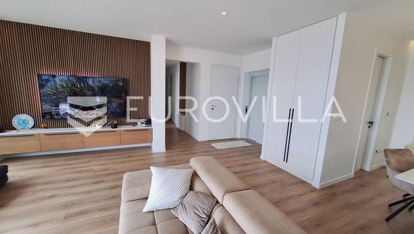 Opatija, Centro, lujoso PENTHOUSE de diseño con una superficie útil neta de 250 m² con piscina