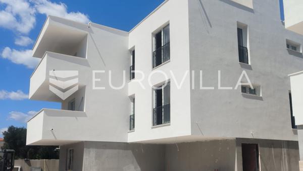 Zadar, Vir, dvoetažni apartman B3 površine 74,8 m² s krovnom terasom površine 31 m²