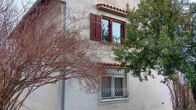 Kastav, casa independiente con un amplio jardín de 820 m², que consta de 3 apartamentos, cada uno de tres dormitorios y