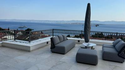 Brač, Bol, luksuzni penthouse u centru mjesta i građevinsko zemljište s dozvolom