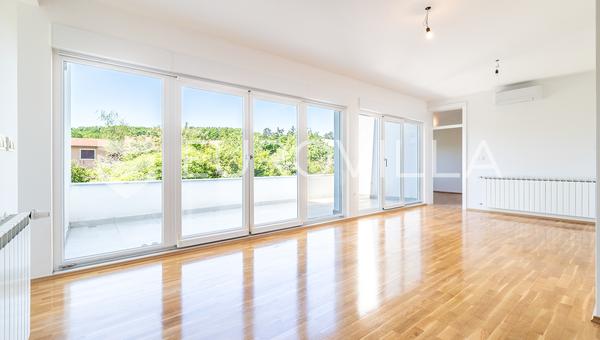 Zagreb, Gračani, atraktivan i prostran peterosoban stan s vrtom i dvije garaže, 257 m²
