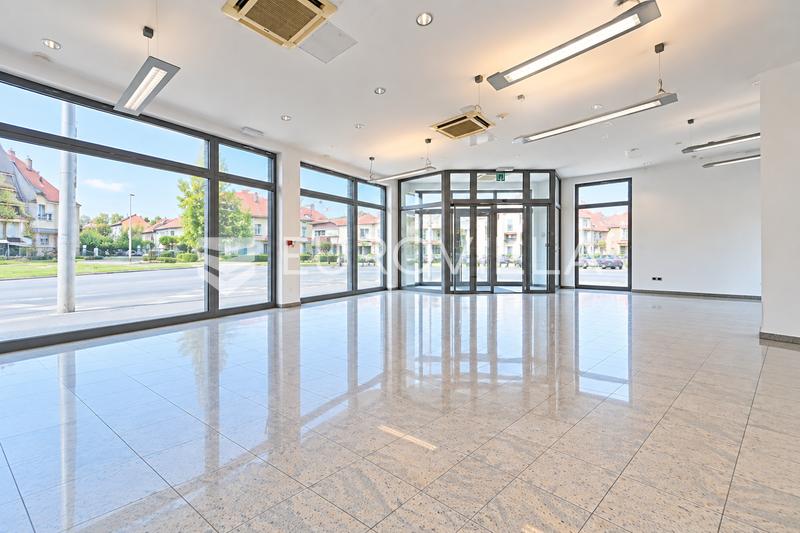 Osijek, Centar ulični prostor u poslovnoj zgradi dodatno 2 etaže - 1