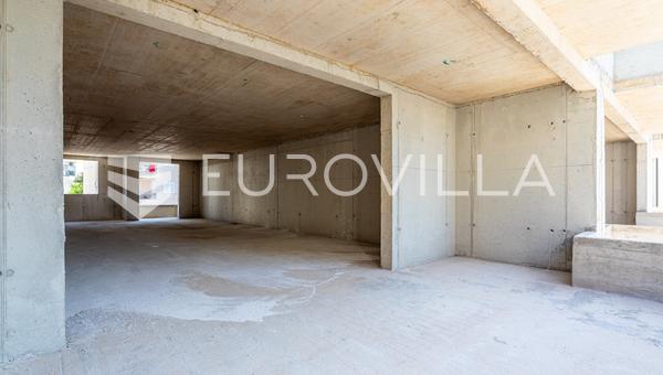 Makarska, tweekamerappartement met twee terrassen in een nieuw gebouw