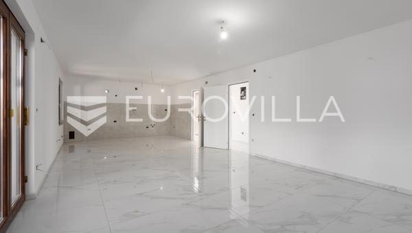 Istria, Porečin ympäristö - Moderni ensimmäisen kerroksen huoneisto tilavalla puutarhalla ja suurella terassilla