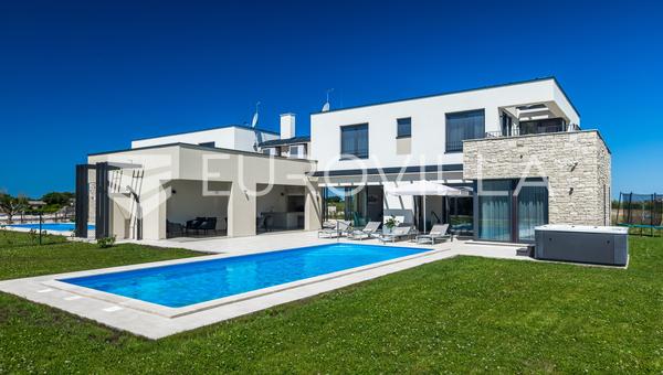 Istrie, Brtonigla, moderní vila s bazénem a vířivkou
