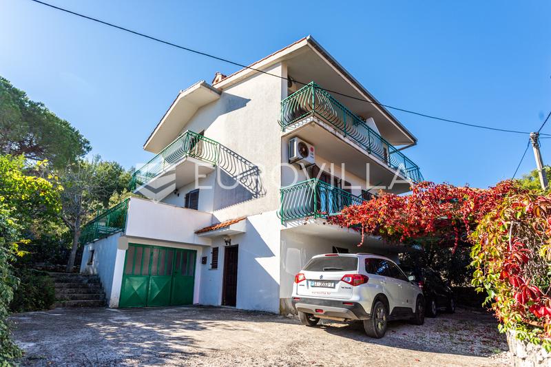 Ciovo, Arbanija, moradia isolada com pátio a 100 m do mar e das praias - 1