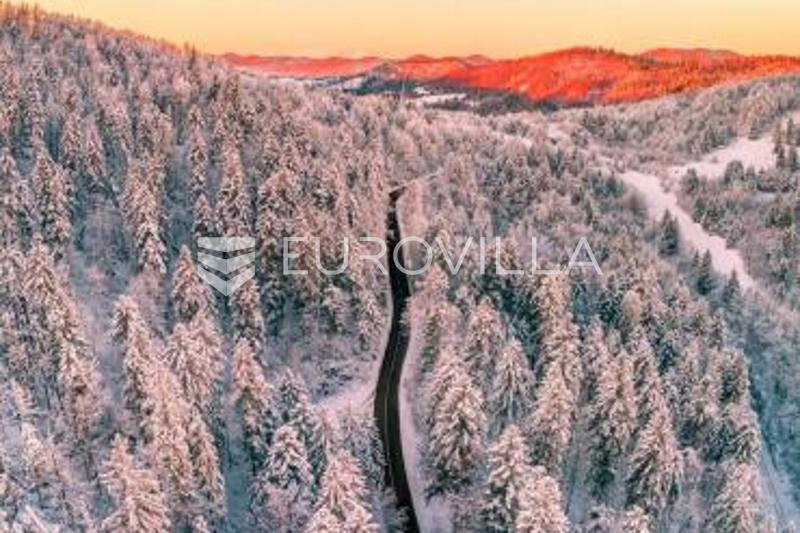 Sunger, kuća s tri stambene jedinice