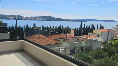 Trogir-Seget, garajlı ve asansörlü yeni bir binada 107 m²'lik çatı katı dairesi.