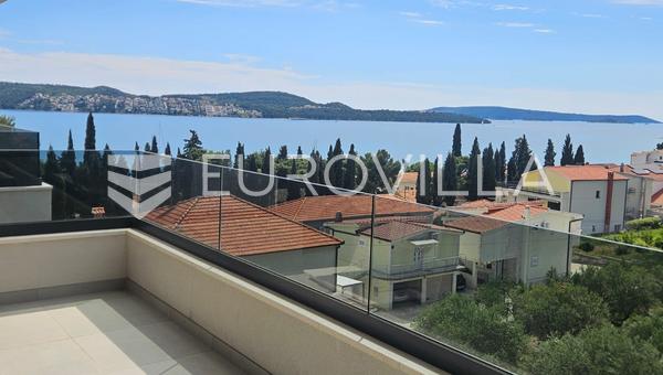 Trogir-Seget, takvåning på 107 m² i en nybyggnad med garage och hiss.