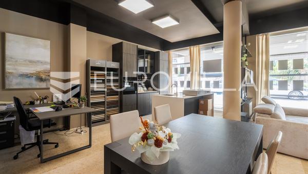 Istria, Novigrad - houkutteleva 129 m²:n liikekiinteistö lähellä venesatamaa