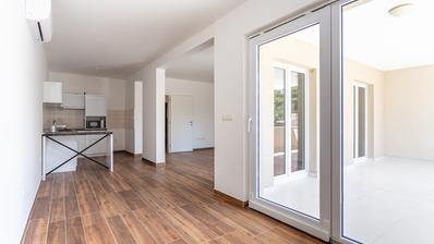 Ciovo, apartamento confortável de um quarto no rés do chão - primeira fila para o mar.