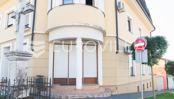 Djakovo, clínica de 53 m² en el centro de la ciudad, completamente equipada.