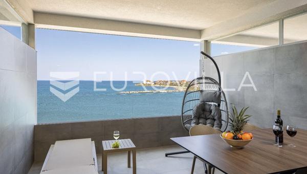 Pag, Povljana, en primera línea de mar, estudio amueblado de 45,93 m²