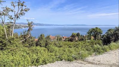 Opatija, Volosko, tres apartamentos que suman 139 m² con vistas panorámicas al mar y un amplio jardín.