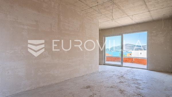 Okrug Gornji, apartamento de dois quartos com terraço na cobertura.