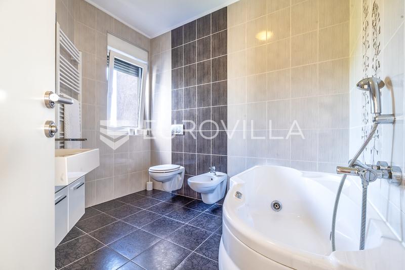 Zagreb, Gajnice, lepo, svetlo in prostorno dvosobno stanovanje z dvema parkirnima mestoma 100 m² - 9