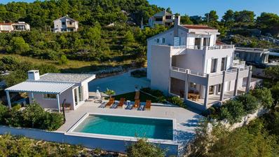 Moderne Villa in Novigrad mit Panoramablick auf Velebit und das Meer von Novigrad