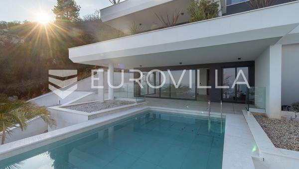 Opatija, kétszintes, háromszobás lakás, kilátással az egész Kvarnerre, NKP 212,71 m2